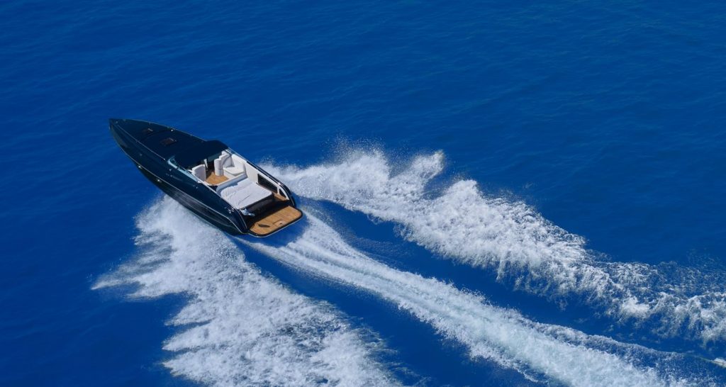 SBF See – Motorboot gleitet über das Meer und hinterlässt eine weiße Heckwelle, Symbol für Prüfung und Praxisfahrten im Küstenbereich.