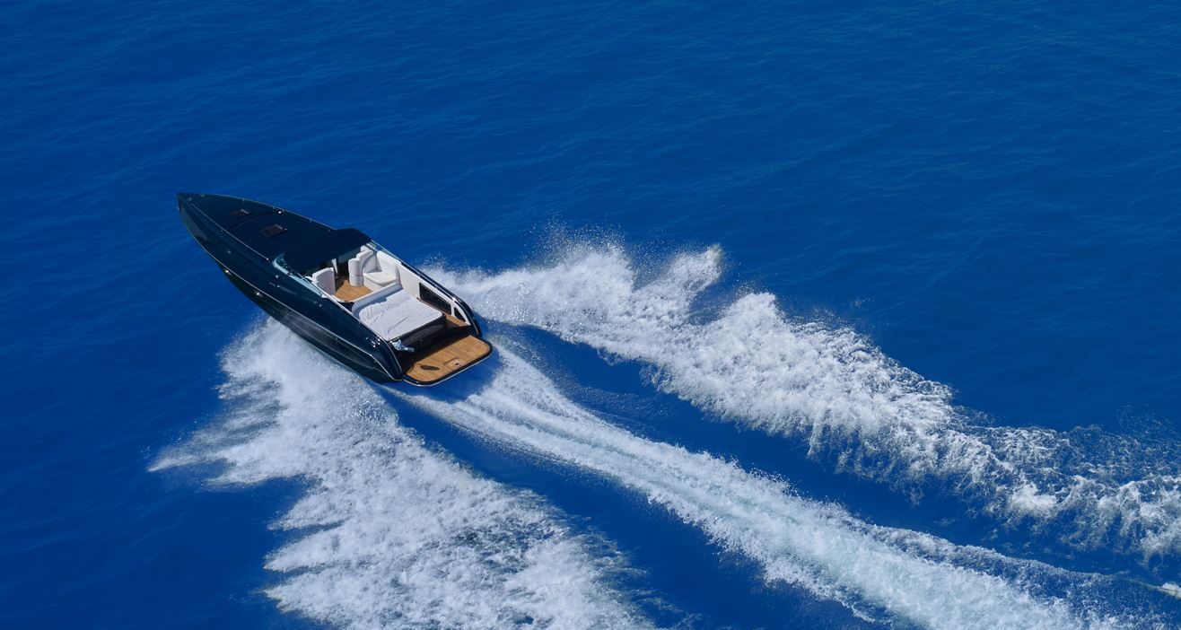 SBF See – Motorboot gleitet über das Meer und hinterlässt eine weiße Heckwelle, Symbol für Prüfung und Praxisfahrten im Küstenbereich.