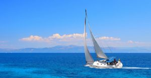 Sportküstenschifferschein (SKS) – Segelyacht mit gesetzten Segeln in Küstengewässern vor blauem Horizont