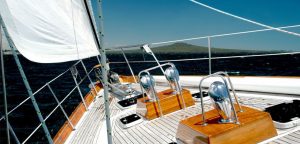 SSS – Segelyacht auf offener See mit Blick über das Vorschiff Richtung Horizont