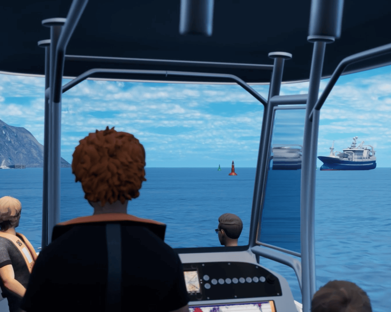 Bootsführerschein-Simulation: Blick vom Steuerstand auf Bojen und ein Frachtschiff.