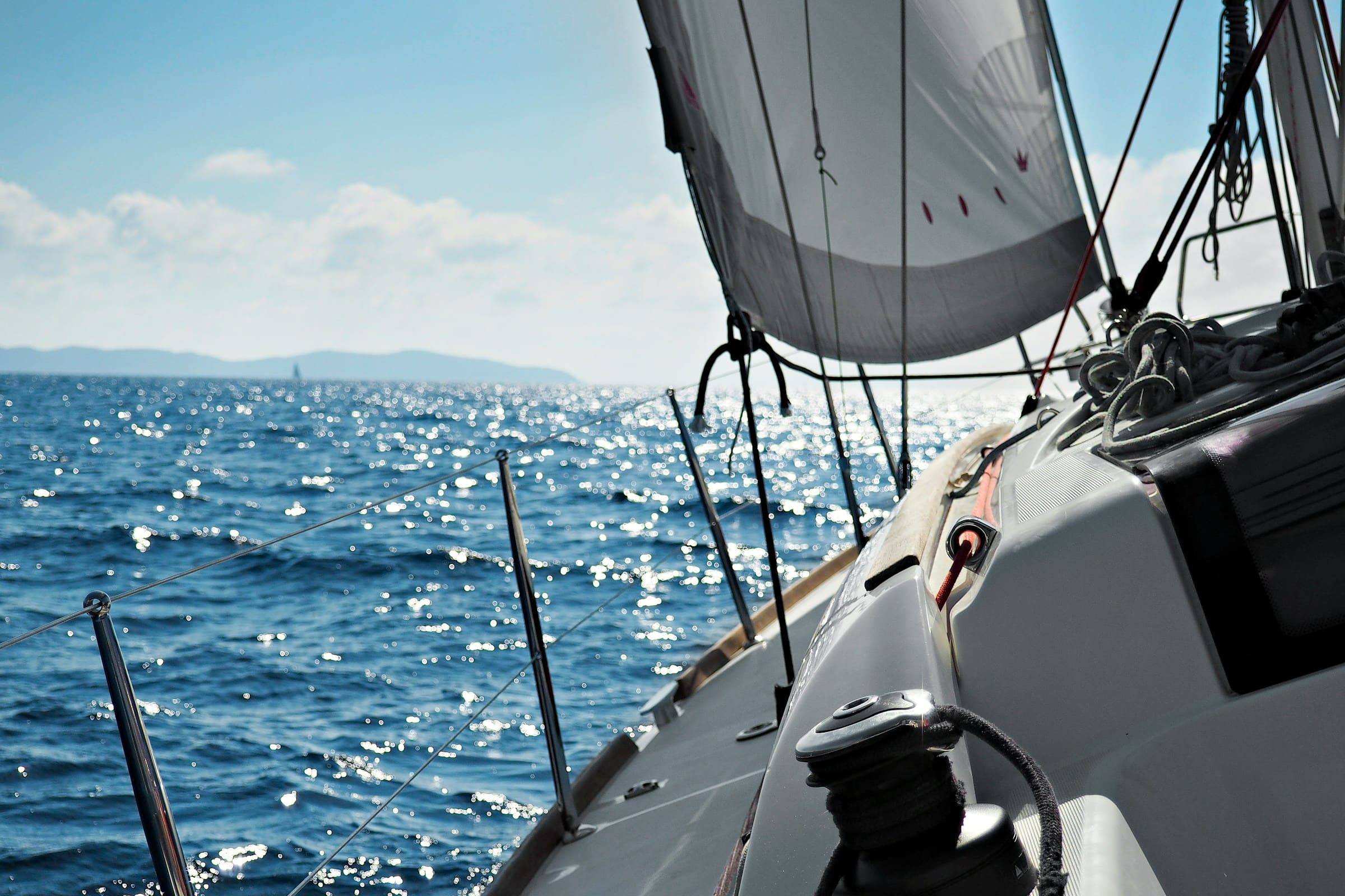 Segelyacht segelt mit Schräglage durch die Wellen – Training für den Sportbootführerschein See.