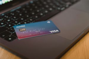 Kreditkarte auf Laptop – Vorsicht vor Vorauszahlung bei illegalem Bootsführerschein-Kauf online.