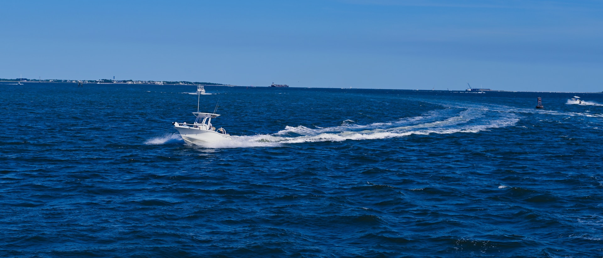 Motorboot auf dem Meer – Symbolbild für Bootsführerschein und Risiken illegaler Angebote.