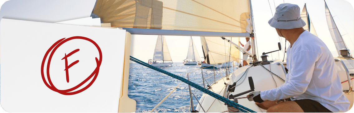 Segler bei einer Regatta mit mehreren Segelbooten – Motivation für den Bootsführerschein.