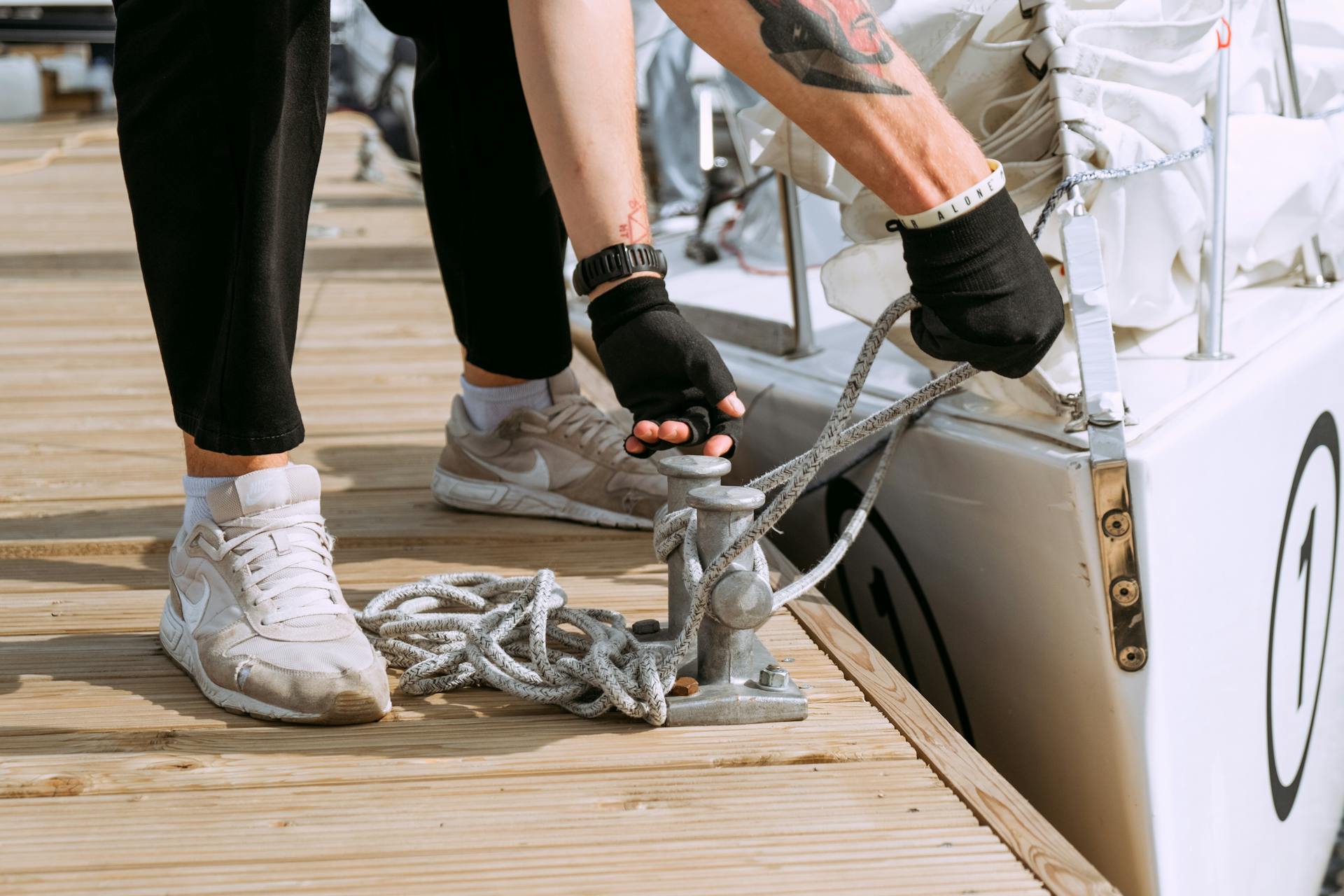 Hände belegen eine Festmacherleine an einer Klampe – Pflichtaufgabe beim An- und Ablegen.