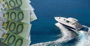 Motoryacht auf dem Meer neben Euro-Geldscheinen als Symbol für Sportbootführerschein Kosten.