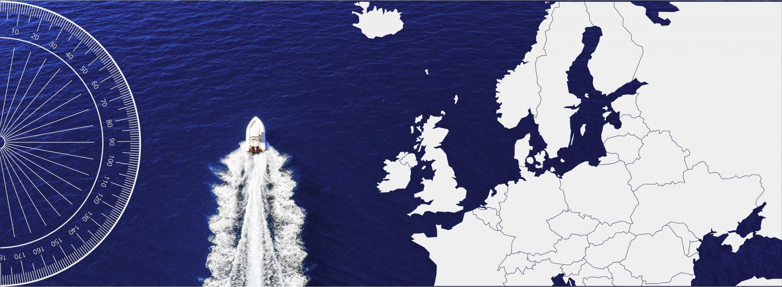 Symbolisches Titelbild mit Motorboot, Europakarte und Navigationskreis zum Thema deutscher Sportbootführerschein im Ausland.