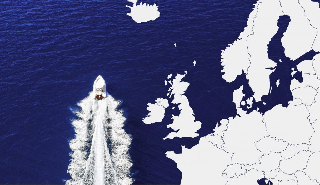 Motorboot auf dem Meer mit Europakarte im Hintergrund – Symbol für Bootsreisen mit deutschem Sportbootführerschein im Ausland.
