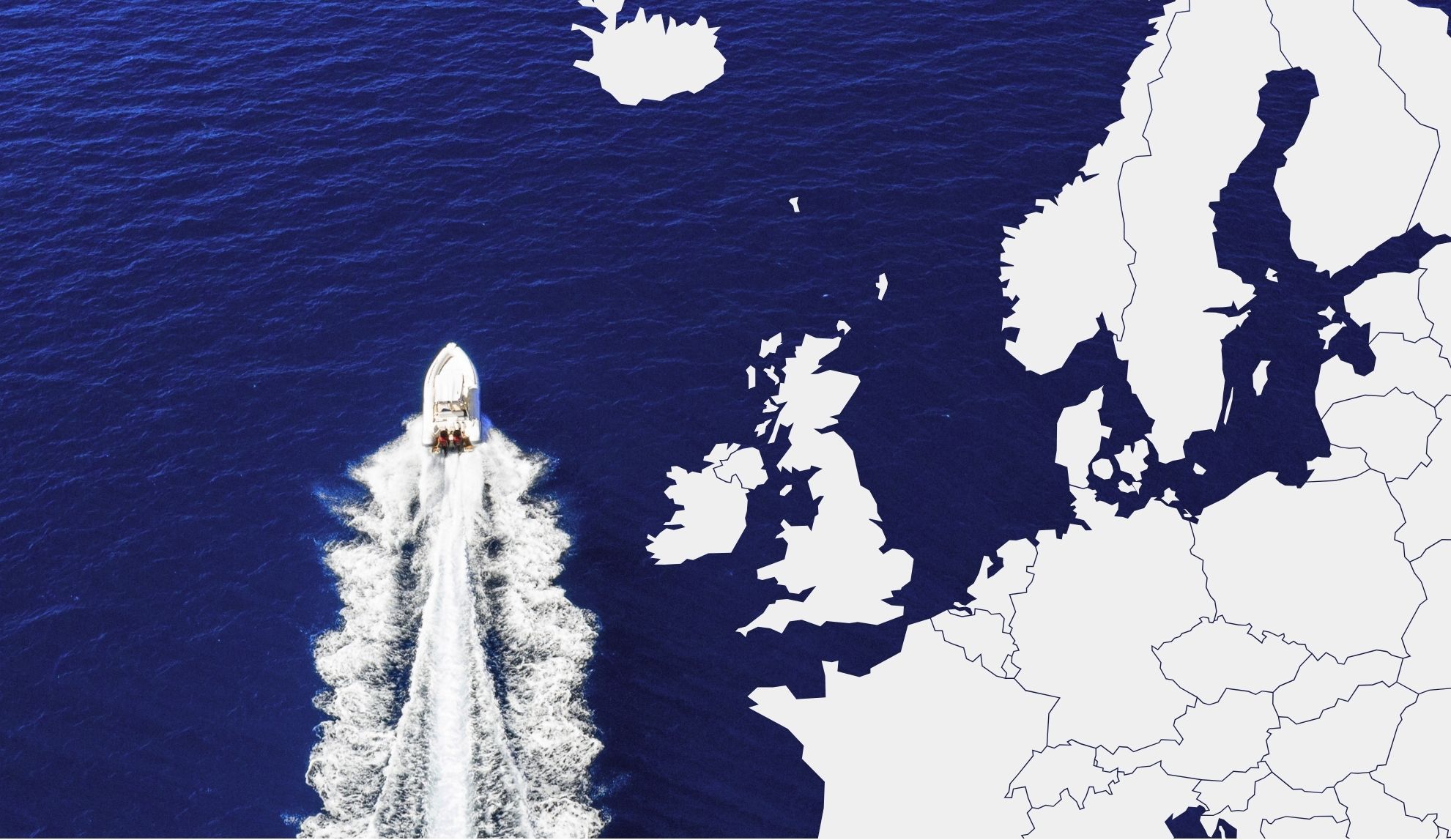 Motorboot auf dem Meer mit Europakarte im Hintergrund – Symbol für Bootsreisen mit deutschem Sportbootführerschein im Ausland.