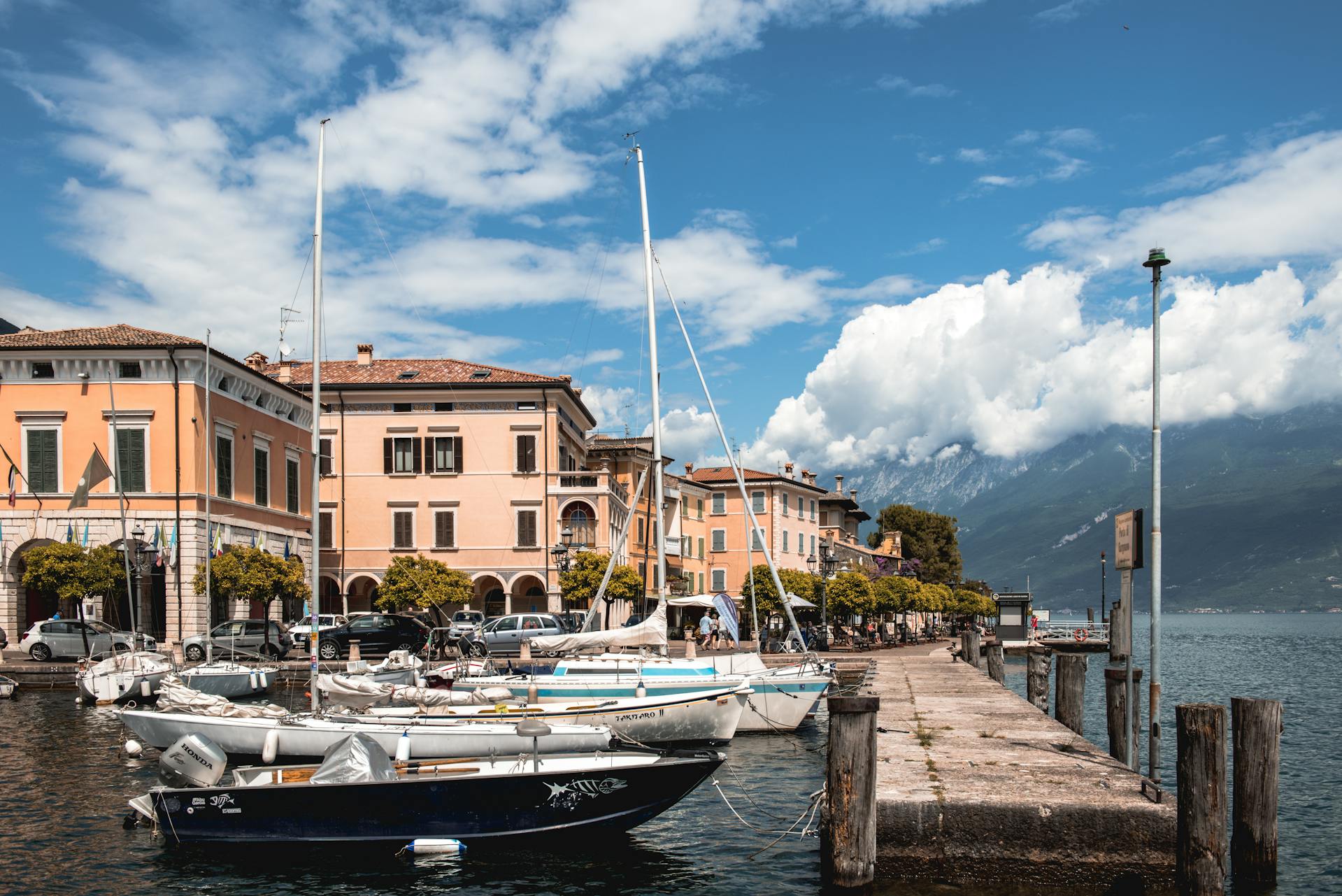 Hafen am Gardasee in Italien mit Segelbooten – Reiseziel für den deutschen Sportbootführerschein im Ausland.
