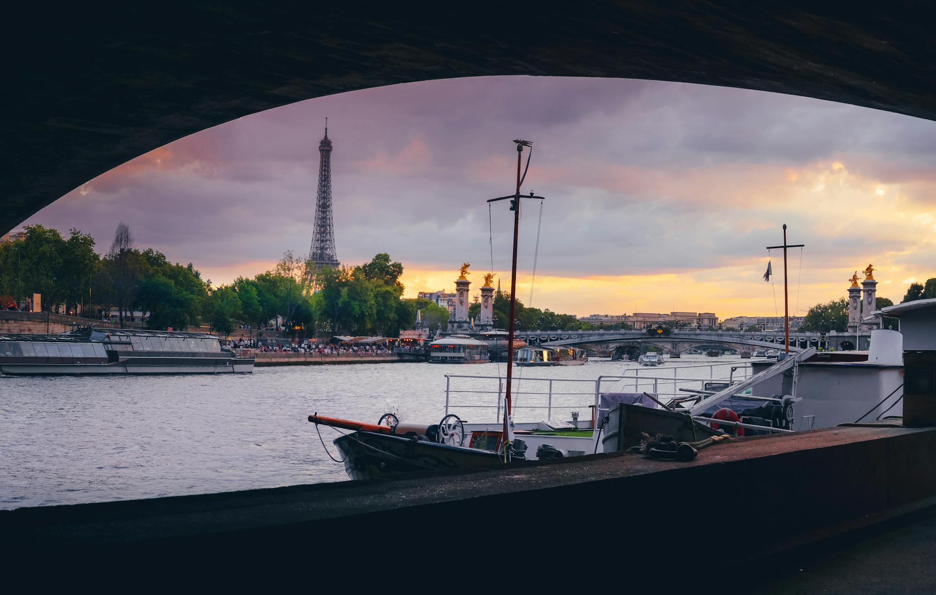 SBF Binnen im Ausland – Boote auf der Seine in Paris mit Blick auf den Eiffelturm als Beispiel für deutsche Bootsfahrer auf Binnengewässern.