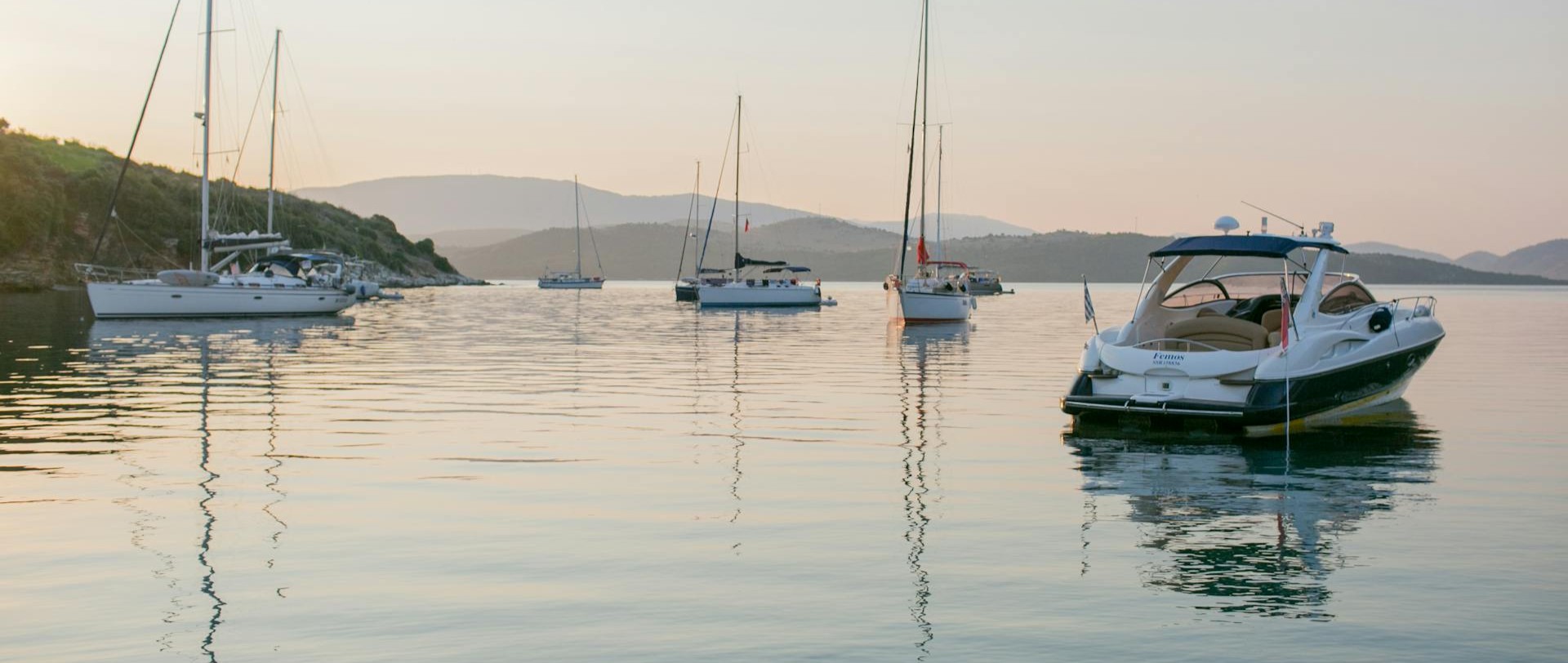 Segelyacht auf offener See – Symbol für die internationale Gültigkeit des SBF See