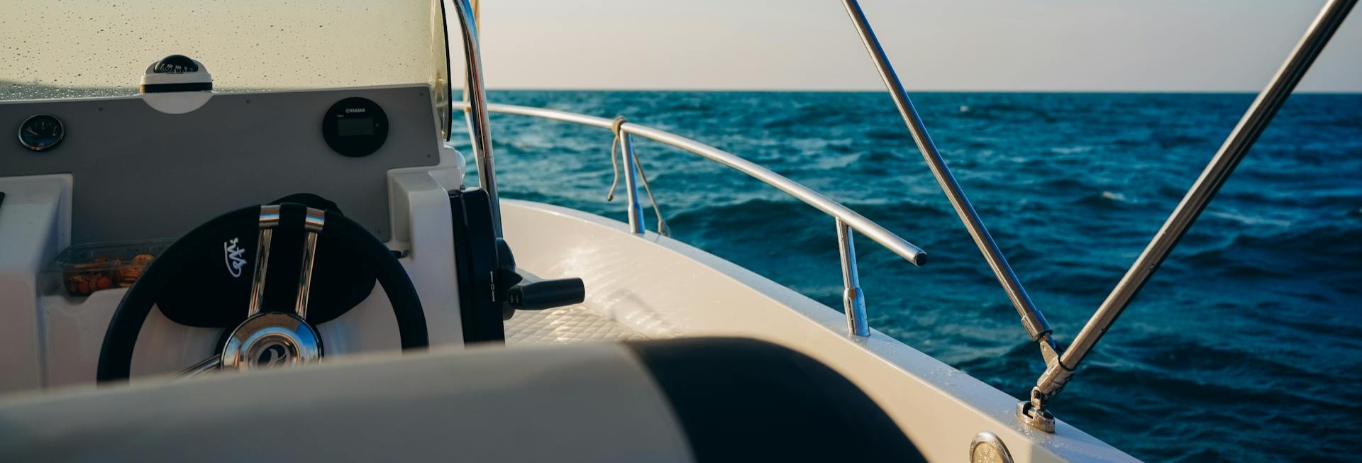 Boot Kroatien – Steuerstand mit Blick aufs Meer an der Adriaküste
