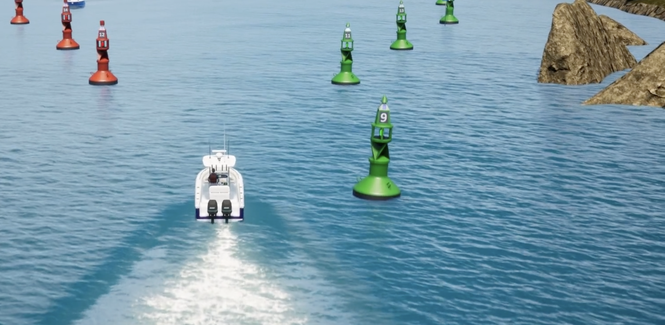 Boot fährt durch eine Fahrrinne mit roten Backbordtonnen links und grünen Steuerbordtonnen rechts