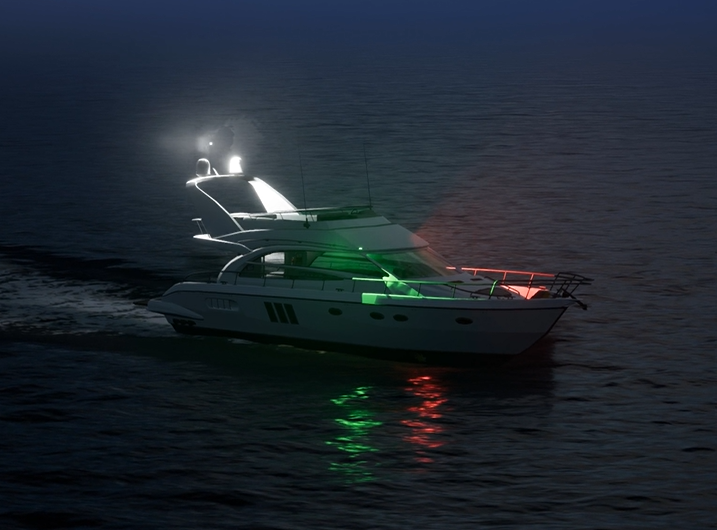 Sportboot in der Dämmerung mit gesetzten Positionslichtern auf See